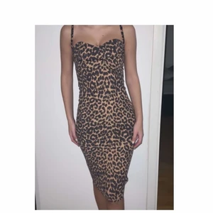 Pretty little thing klänning  - Helt oanvänd klänning från PRETTYLITTLETHING strl 36/S men skulle kunna funka även på en xs. 