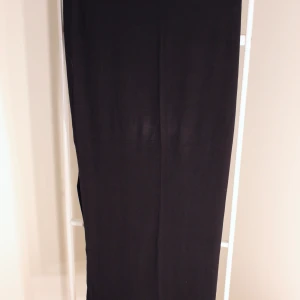Svart längre tight kjol med slits från H&M - Svart (finns i Grå) längre kjol med slits på båda sidorna från H&M fint skick! storlek: S (Dam) Startpris: 20kr, Skriv buden till mig privat eller kommentera på bilden! Buda med minst 5kr varje gång ✨(Alla bud är välkomna) Köpare står för frakten (Du bestämmer vilket paket så länge det uppfyller vikt och storleks kraven)