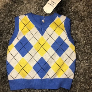 Trendig väst - Rutig/randig väst, köpt från cute and psycho, oanvänd - säljer för att den var förliten! Om många är intresserade så blir det budgivning :)