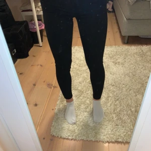 Snygga svarta jeans från noisy may - Tajta svarta jeans skick 10/10 oanvända endast testade