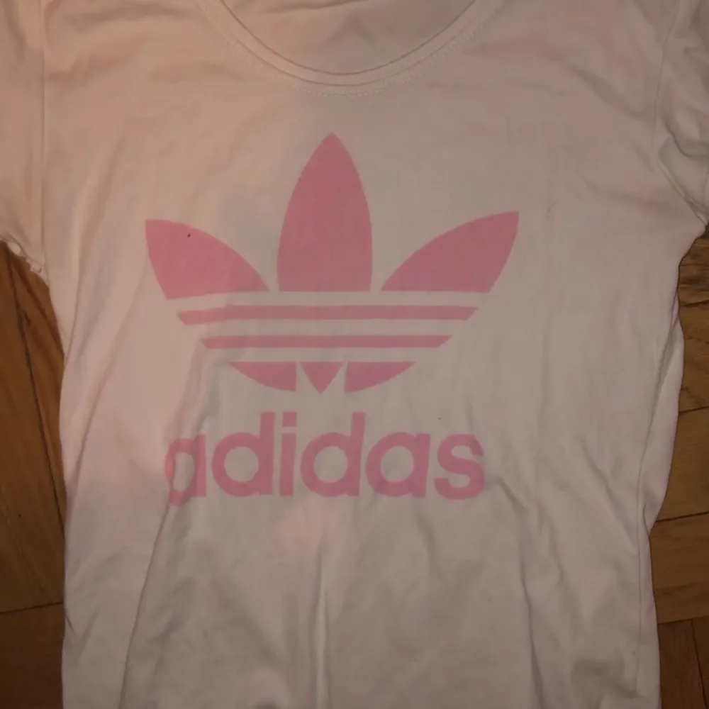 Adidas tröja med rosa tryck. . T-shirts.
