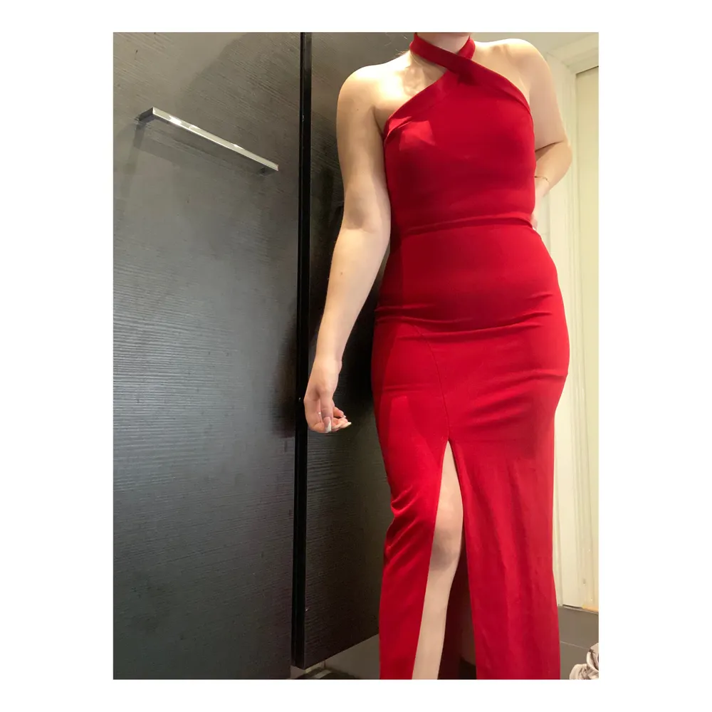 Röd lång klänning med slits, storlek M.. Klänningar.