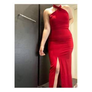 Röd lång klänning med slits, storlek M.