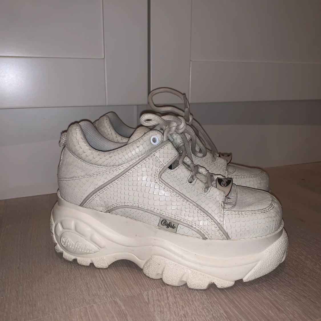 Vita Buffallos med snakeprint