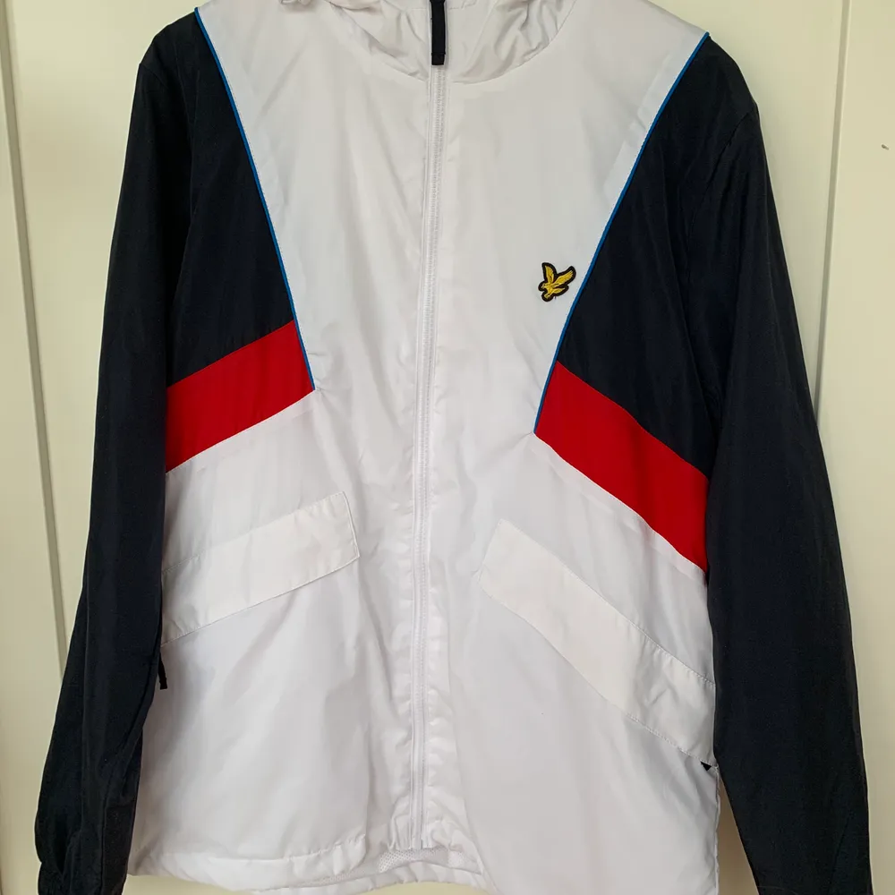 Helt ny, oanvänd jacka från Lyle & Scott. Säljes pga fel stl, lapp kvar osv. Original pris 1299kr. Jackor.