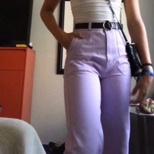 Lila/rosa byxor  - Rosa/lila (färgen irl är tydligast på första bilden) byxor från Junkyard, säljer pga för stora i midjan! Sitter bra runt låren och rumpan och är perfekta för festivaler mm! Använda ca 3 ggr så i princip nyskick, köpare står för frakt. Budgivning i kommentarerna! 