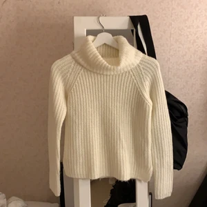 Stickad tröja - Stickad tröja från Gina, kommer inte ihåg när jag köpte den men jag har knappt använt den pga den är för liten för mig. Är ej helt hundra på vilken storlek det är men skulle tippa på xs/s. Buda privat, högsta budet ligger på 120 just nu 