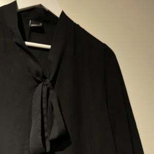 Fin knytblus - Söt knytblus från ginatricot i bra skick. Trekvartsärmar och faller fint på kroppen. Frakt 25 kr