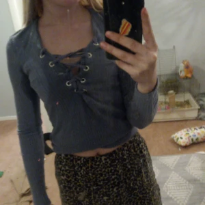 Tröja - En fin tröja säljes! Väldigt fin och passar bra, väldigt bekväm att ha på sej! Säljer pga använder den inte och den är inte riktigt min stil! Säljaren står för frakt!