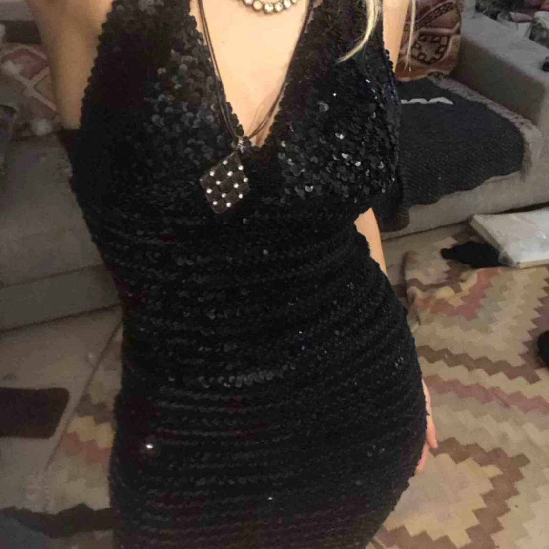 Svart paljettklänning - 90
