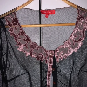 Tröja i mesh - En väldigt unik tröja med fina detaljer! I ett jättefint skick. Frakt tillkommer. 