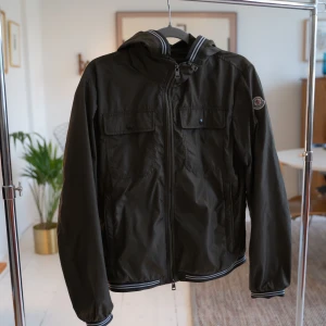 Moncler jacka - Storlek: 2, small/medium  Skick: 9/10  Pris: 3500  Nypris: ~6000kr