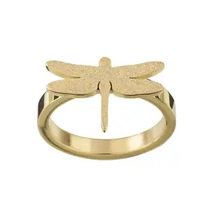 Säljer denna otroligt snygga och populära ring från Edblad dragonfly i guld. Är ganska säker på att den är i stl S (16.8). 💖💖🥰🥰🦒 Superfint skick! 
