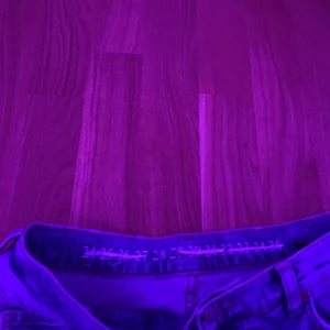 Bikbok mom jeans 150kr - Dessa byxor är storlek 28 i dam storlek, lite utsvängda där nere verkligen jätte fina! jag kan inte ha dom eftersom att dom är lite för stora och de är lite synd att kasta bort dom! ord pris 299 (köpare står för frakt pris kan diskuteras!)