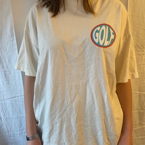 Golf tshirt  - En riktigt fet tshirt som jag inte sett många bära i Sverige. Säljs pga används inte längre, på ryggen där det stora märket är har den lite sprickor. 