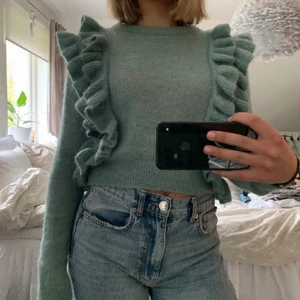 Carin Wester tröja - Säljer denna jättefina Carin Wester stickade tröjan. Köpt här från Plick av en säljare som knappt använt den, och jag har endast testat den, så inprencip oanvänd och därför också i väldigt bra skick. Pris kan diskuteras vid snabb affär. 250 kr med frakt inräknat ✨ (inte mina bilder)