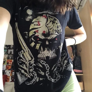 Ed hardy T-shirt  - Fin ed Hardy tisha som funkar mellan xs-m skulle jag säga beroende på hur man vill att den ska sitta. Köpt den förut på Plick men använder den aldrig. Skriv privat för fler bilder!