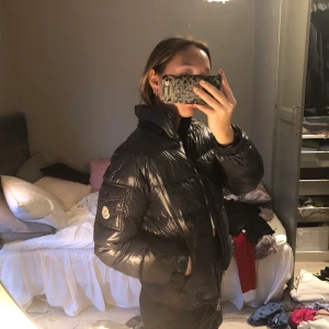 Moncler jacka - Jätte fin moncler jacka som varit med ett par år men är ändå jätte fin, har haft två små hål men de är lagade. Men därav priset! Är väldigt mörkblå❤️ är i storlek 12, skulle säga typ XXS. (Har även en luva, som inte med på bilderna) ÄKTA 