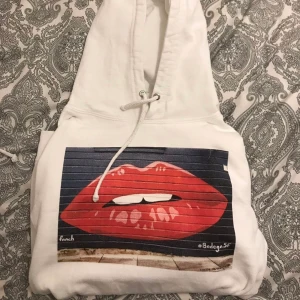 The Cool Elephant hoodie  - Superfin! Har lite fläckar på ena armen (kom priv för bilder) använd få gånger! 💕 jag är 155 och den sitter väldigt bra på mig ☺️