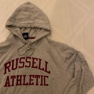 Russell Athletic Hoodie  - Snygg grå hoodie i Storlek M i riktigt bra skick!
