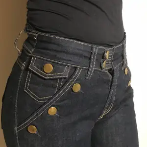 Snygga mörkblå jeans från Filippa K. Köpt på outlet och har knappt används sen dess. Väldigt små i storleken och sitter tajt runt benen och ankeln. Uppskattad storlek är 27 runt midjan och 30 i längd. 