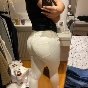 Vita replay jeans  - Mina favoritjeans någonsin. Har gått upp i vikt och därför passar de inte längre därför säljer jag dom. Replay Luz