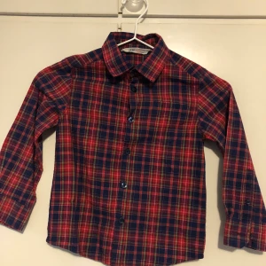 Barn skjorta storlek 4-5Y Använda bara en gång!! 99%  - Barn skjorta 