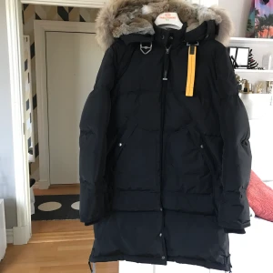 Parajumper long bear parka dam - Jag säljer nu min parajumper jacka som är i väldigt bra skick! Jag köpte jackan för 10 000 kr på nk i Göteborg för två år sedan och säljer nu den för 4000 kr, den är knappast använd därav priset. Användt max 10 gånger, kvitto och original delar ingår.