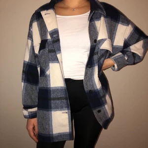 Rutig jacka från zara i strl L - Rutig jacka i blå och vit från zara. Använd vid ett fåtal tillfällen och i väldigt bra skick. 