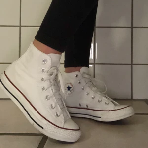 Converse vit - Jättefina vita Converse strl 37, använda 1-2 gånger och som nya! Säljes pga för liten storlek. 100kr + frakt eller budgivning i kommentarerna vid flera intresserade.