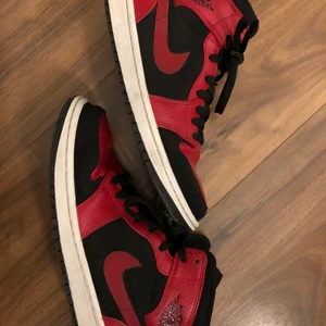 Nike Jordans - Säljer mina Jordans! Säljer pga. Att dom är för stora. Det är storlek 41 men passar bäst för 39/40. Säljer direkt för 1300. (Dom har blivit lite skrapade på insidan längst upp men det märks knappt)