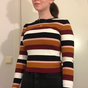 Randig tröja  - En mycket fin och höstig tröja i ett ribbat tyg! Använd 2 gånger.