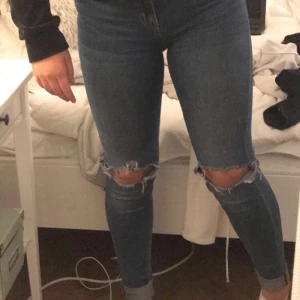 jeans  - mörkblåa jeans med hål vid knäna, väldigt bra skick!! Jag är runt 160-162