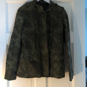 Militärjacka  - Militärjacka i storlek 36. Aldrig använd. Frakt ingår. 