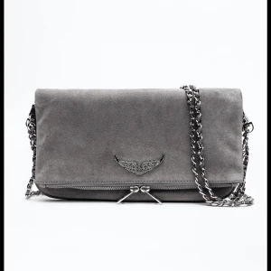 ZADIG VÄSKA - Nyskick, har en brun fläck i bakre facket men inget som varken syns eller läggs märke till 