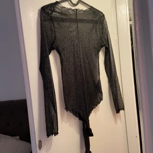 Glittrig body  - Ifrån hm, skitsnygg till fest 