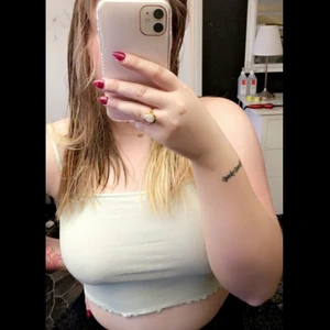 Croppat Linne - Sött croppat linne i mintgrön färg! Aldrig använd bara testad! Fint till sommaren✨ Köparen står för frakten, 42kr, är fler än en person intresserad vinner högsta bud! Storlek S men passar mig som är M.