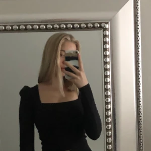 Fest tröja - Säljer nu denna fina fest tröjan. Använd endast 1 gång så den ser ut som ny. Frakt tillkommer 