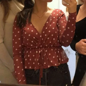 Prickig blus  - Söt prickig blus köpt på Gina tricot. Snörning i midjan och är väldigt stretchig. Lite croppad. Stl. XS men passar även S.