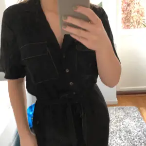 Svart jumpsuit från Gina Tricot i storlek 34 dvs XS. Bra skick