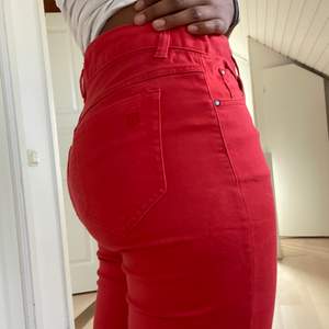 superfina jeans från Ilse Jacobsen i en härlig röd färg, det är deras stl 33, vilket jag skulle säga motsvarar en L30 och en W34, längdmässigt och passformmässigt sitter de jättebra på mig som är 170 och brukar ha stl 38 i jeans, men de är lite för stora i midjan, high waist!!