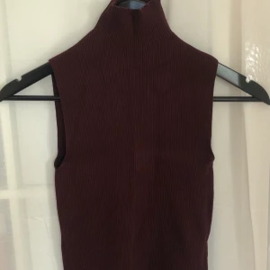 Linne  - Ribbat vinrött linne med polokrage ifrån zara. Super gulligt och funkar året runt. Köptes förra året o har tyvärr inte använts en enda gång, alltså i nyskick. Jag har brukar ha s men den är super strechig. Möts upp i Stockholm eller fraktar (köparen står för frakten💕💕