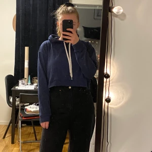 oversized cropped hoodie - Mörkblå hoodie med vita snören. Storlek L men sitter fint oversized på mig som har 36-38 i strl. 