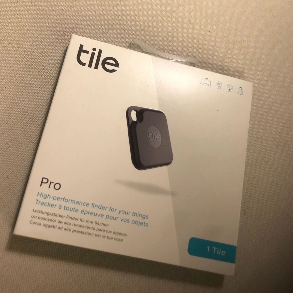 Tile PRO. En sak man sätter på nycklar och annat som lätt kommer bort. Man ska kunna ringa till sina saker. Har inte läst så mycket så vet ej exakt hur den fungerar men det är ju bara googla. Fick i present och har aldrig använt den. Perfekt till nån som lätt tappar bort sina saker, eller till en själv. 199kr.. Övrigt.