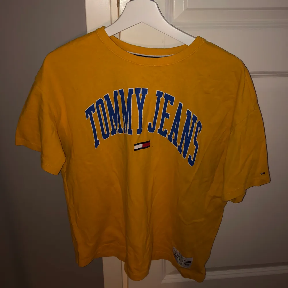 Supernajs T-shirt från Tommy Hillfiger jeans i storlek M. Sparsamt använd och super kvalite! Kan mötas upp i Sthlm annars kostar frakt🥰✨. T-shirts.