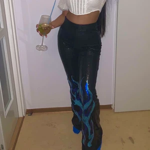 Paljett byxor  - Jättesnygga plijett byxor i nyskick använd endast en gång,fått massa komplimanger om dem 