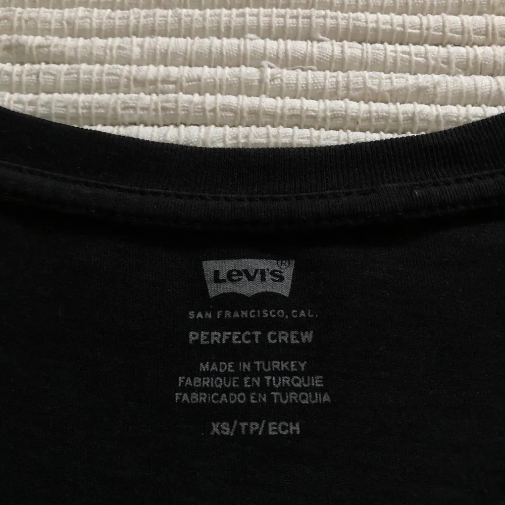 Säljer denna simpla, skitsnygga levi’s tröja. Använd ett få tal gånger. Frakten ingår 💞⚡️💞⚡️💞⚡️💞⚡️💞⚡️💞⚡️💞⚡️. T-shirts.