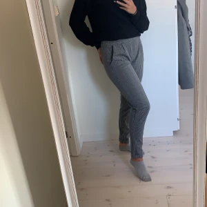 Rutiga byxor  - Rutiga byxor från jacqueline de YONG i storlek S, väldigt fint skick men väl använda. Väldigt skönt material 🥰🤩 köparen står för frakten 