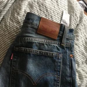 Levi’s jeans - storlek 29 (använda 2-3 gånger) ganska korta. 