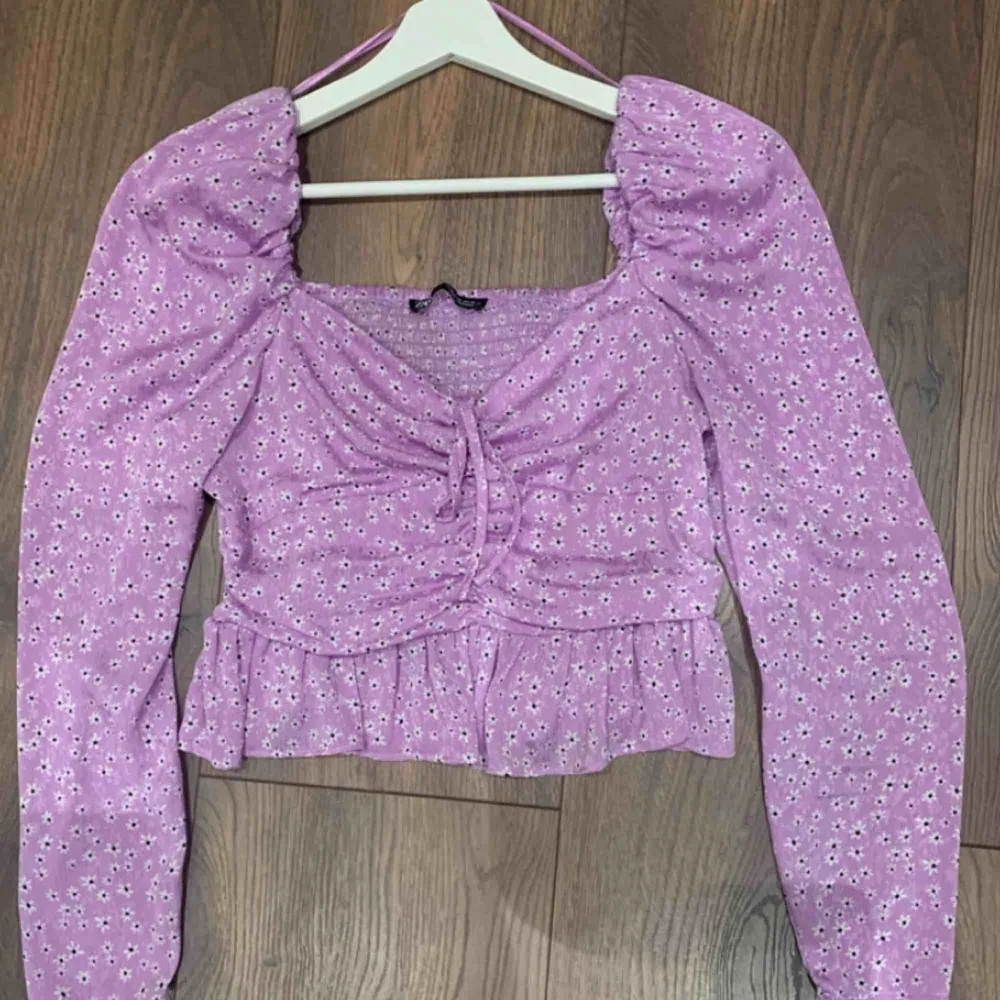 ❌första bilden är inte min❌  Jättefin blus från ZARA 💜Nästan helt oanvänd storlek M passar mig som vanligtvis bär Small ✨ 200kr eller högsta bud + frakt 39kr . Blusar.